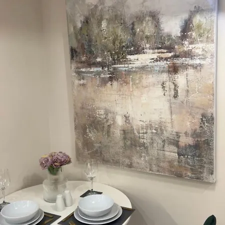 Apartment 2 Beds Sleeps 4 - *