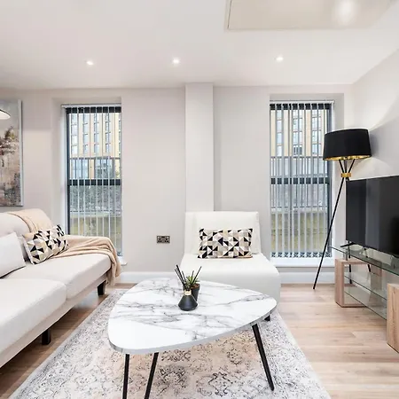 2 Beds Sleeps 4 - *