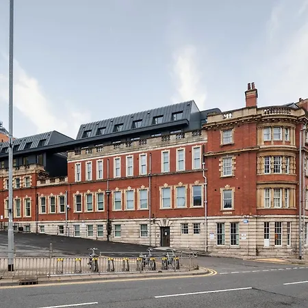 2 Beds Sleeps 4 - *